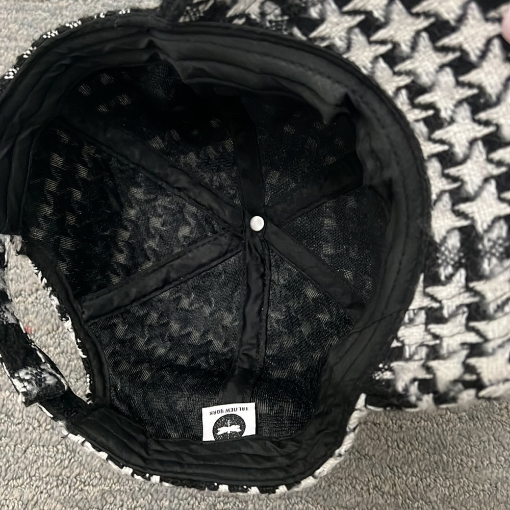 Houndstooth cap with skull - Picture 2 of 2